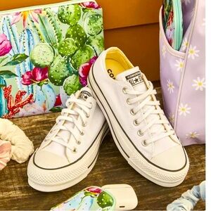 Converse Chuck Taylor Platform Sneaker - Women's | Size 7